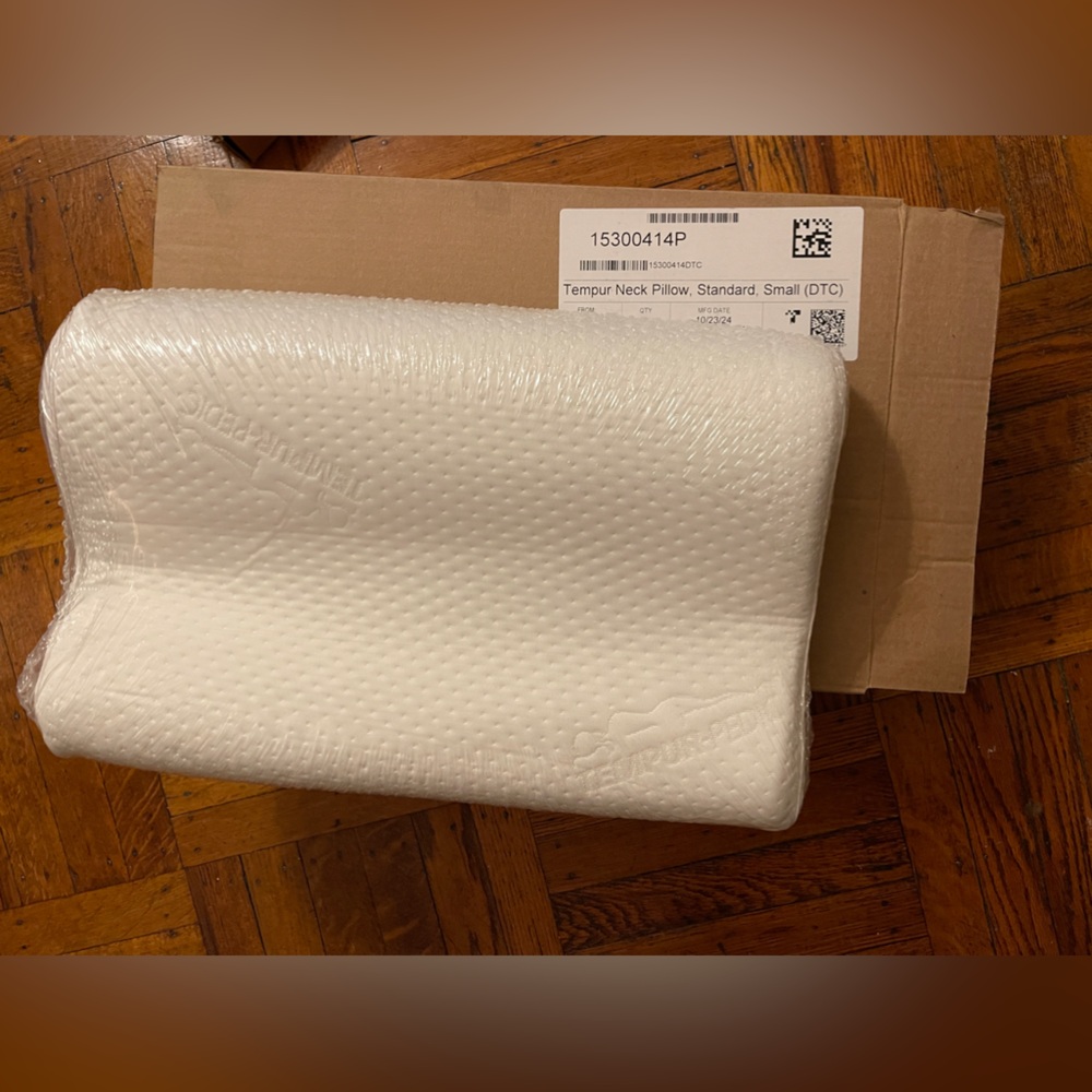 NWT TEMPUR Neck Pillow Small
